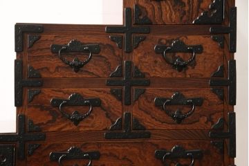 中古　美品　岩谷堂箪笥　力強い杢目と黒々とした金具が高級感溢れる階段箪笥(和タンス、収納箪笥)(R-053974)