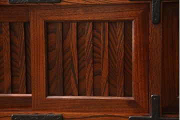 中古　美品　岩谷堂箪笥　力強い杢目と黒々とした金具が高級感溢れる階段箪笥(和タンス、収納箪笥)(R-053974)
