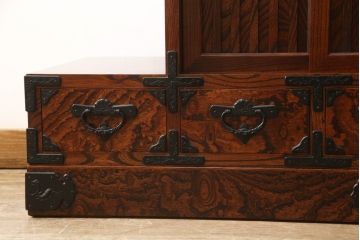 中古　美品　岩谷堂箪笥　力強い杢目と黒々とした金具が高級感溢れる階段箪笥(和タンス、収納箪笥)(R-053974)