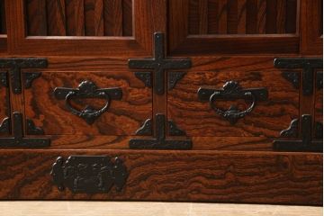 中古　美品　岩谷堂箪笥　力強い杢目と黒々とした金具が高級感溢れる階段箪笥(和タンス、収納箪笥)(R-053974)