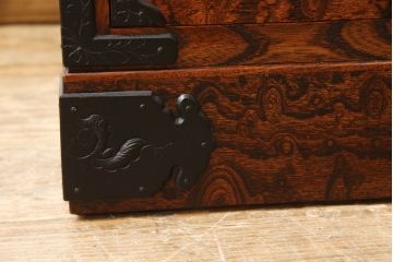 中古　美品　岩谷堂箪笥　力強い杢目と黒々とした金具が高級感溢れる階段箪笥(和タンス、収納箪笥)(R-053974)