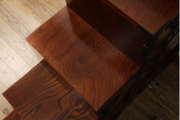 中古　美品　岩谷堂箪笥　力強い杢目と黒々とした金具が高級感溢れる階段箪笥(和タンス、収納箪笥)(R-053974)