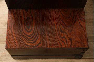 中古　美品　岩谷堂箪笥　力強い杢目と黒々とした金具が高級感溢れる階段箪笥(和タンス、収納箪笥)(R-053974)