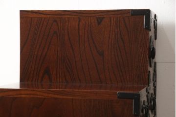 中古　美品　岩谷堂箪笥　力強い杢目と黒々とした金具が高級感溢れる階段箪笥(和タンス、収納箪笥)(R-053974)
