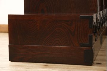 中古　美品　岩谷堂箪笥　力強い杢目と黒々とした金具が高級感溢れる階段箪笥(和タンス、収納箪笥)(R-053974)