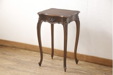中古　カリモク家具(karimoku)　domani(ドマーニ)　Louis(ルイ)XVシリーズ　優雅なレリーフが上品なサイドテーブル(コーヒーテーブル、飾り台、花台)(R-053975)