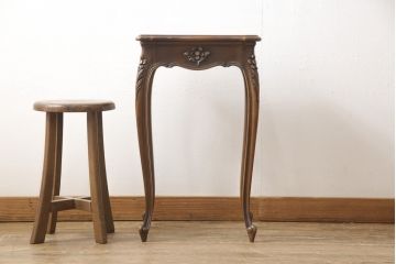 中古　カリモク家具(karimoku)　domani(ドマーニ)　Louis(ルイ)XVシリーズ　優雅なレリーフが上品なサイドテーブル(コーヒーテーブル、飾り台、花台)(R-053975)