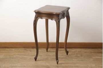 中古　カリモク家具(karimoku)　domani(ドマーニ)　Louis(ルイ)XVシリーズ　優雅なレリーフが上品なサイドテーブル(コーヒーテーブル、飾り台、花台)(R-053975)
