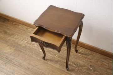 中古　カリモク家具(karimoku)　domani(ドマーニ)　Louis(ルイ)XVシリーズ　優雅なレリーフが上品なサイドテーブル(コーヒーテーブル、飾り台、花台)(R-053975)