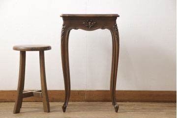 中古　カリモク家具(karimoku)　domani(ドマーニ)　Louis(ルイ)XVシリーズ　優雅なレリーフが上品なサイドテーブル(コーヒーテーブル、飾り台、花台)(R-053975)