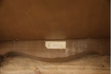 中古　カリモク家具(karimoku)　domani(ドマーニ)　Louis(ルイ)XVシリーズ　優雅なレリーフが上品なサイドテーブル(コーヒーテーブル、飾り台、花台)(R-053975)