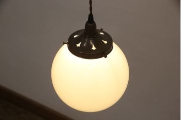 アンティーク照明　シンプルなデザインが取り入れやすい球体型の天井照明(吊り下げ照明、ペンダントライト)(R-053983)