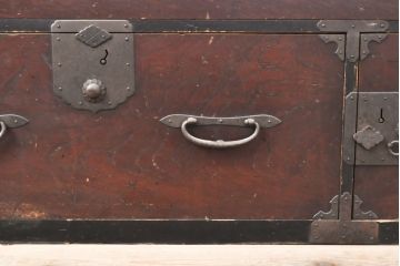 和製アンティーク　前面ケヤキ材　深みのある色合いが味わい深い二本松箪笥のローボード(ローチェスト、テレビ台、引き出し、和たんす)(R-053992)