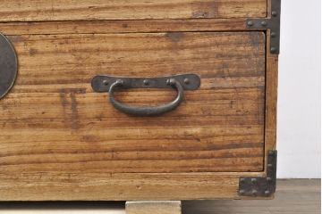 和製アンティーク　前面桐材　味のある雰囲気が目を引く収納箪笥(引き出し、和タンス、チェスト)(R-054011)