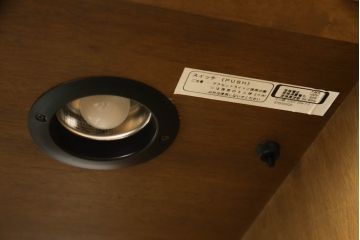 中古　カリモク家具(karimoku)　domani(ドマーニ)　クラシカルな佇まいが魅力的なキャビネット(飾り棚、収納棚、キュリオケース、食器棚)(定価約54万円)(R-054016)