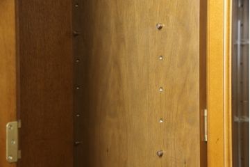 中古　カリモク家具(karimoku)　domani(ドマーニ)　クラシカルな佇まいが魅力的なキャビネット(飾り棚、収納棚、キュリオケース、食器棚)(定価約54万円)(R-054016)