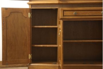 中古　カリモク家具(karimoku)　domani(ドマーニ)　クラシカルな佇まいが魅力的なキャビネット(飾り棚、収納棚、キュリオケース、食器棚)(定価約54万円)(R-054016)