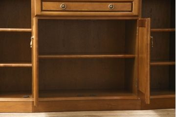 中古　カリモク家具(karimoku)　domani(ドマーニ)　クラシカルな佇まいが魅力的なキャビネット(飾り棚、収納棚、キュリオケース、食器棚)(定価約54万円)(R-054016)