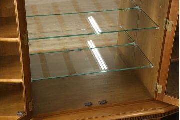 中古　カリモク家具(karimoku)　domani(ドマーニ)　クラシカルな佇まいが魅力的なキャビネット(飾り棚、収納棚、キュリオケース、食器棚)(定価約54万円)(R-054016)