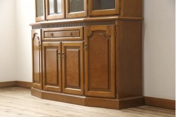 中古　カリモク家具(karimoku)　domani(ドマーニ)　クラシカルな佇まいが魅力的なキャビネット(飾り棚、収納棚、キュリオケース、食器棚)(定価約54万円)(R-054016)