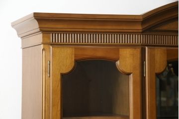 中古　カリモク家具(karimoku)　domani(ドマーニ)　クラシカルな佇まいが魅力的なキャビネット(飾り棚、収納棚、キュリオケース、食器棚)(定価約54万円)(R-054016)