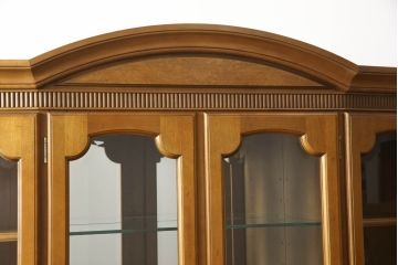 中古　カリモク家具(karimoku)　domani(ドマーニ)　クラシカルな佇まいが魅力的なキャビネット(飾り棚、収納棚、キュリオケース、食器棚)(定価約54万円)(R-054016)