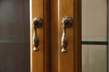 中古　カリモク家具(karimoku)　domani(ドマーニ)　クラシカルな佇まいが魅力的なキャビネット(飾り棚、収納棚、キュリオケース、食器棚)(定価約54万円)(R-054016)