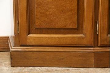 中古　カリモク家具(karimoku)　domani(ドマーニ)　クラシカルな佇まいが魅力的なキャビネット(飾り棚、収納棚、キュリオケース、食器棚)(定価約54万円)(R-054016)