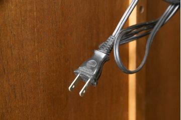 中古　カリモク家具(karimoku)　domani(ドマーニ)　クラシカルな佇まいが魅力的なキャビネット(飾り棚、収納棚、キュリオケース、食器棚)(定価約54万円)(R-054016)