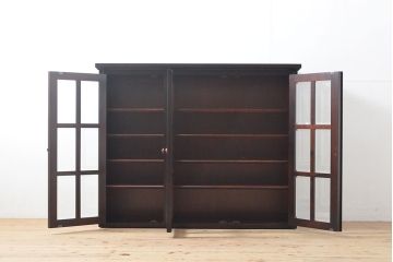 中古　北海道民芸家具　脚(台輪)付きリメイク　上品な佇まいが落ち着きのある雰囲気を演出してくれる収納棚(食器棚、戸棚、飾り棚、サイドキャビネット、サイドボード、ブックケース、本箱)(R-054017)