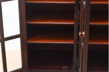 中古　北海道民芸家具　脚(台輪)付きリメイク　上品な佇まいが落ち着きのある雰囲気を演出してくれる収納棚(食器棚、戸棚、飾り棚、サイドキャビネット、サイドボード、ブックケース、本箱)(R-054017)
