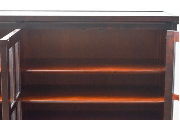 中古　北海道民芸家具　脚(台輪)付きリメイク　上品な佇まいが落ち着きのある雰囲気を演出してくれる収納棚(食器棚、戸棚、飾り棚、サイドキャビネット、サイドボード、ブックケース、本箱)(R-054017)