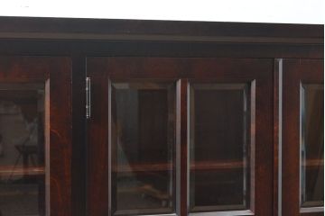 中古　北海道民芸家具　脚(台輪)付きリメイク　上品な佇まいが落ち着きのある雰囲気を演出してくれる収納棚(食器棚、戸棚、飾り棚、サイドキャビネット、サイドボード、ブックケース、本箱)(R-054017)
