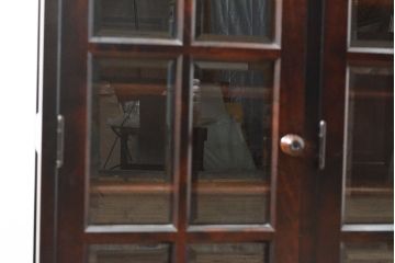 中古　北海道民芸家具　脚(台輪)付きリメイク　上品な佇まいが落ち着きのある雰囲気を演出してくれる収納棚(食器棚、戸棚、飾り棚、サイドキャビネット、サイドボード、ブックケース、本箱)(R-054017)