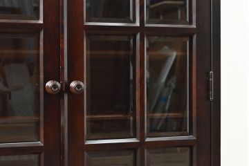 中古　北海道民芸家具　脚(台輪)付きリメイク　上品な佇まいが落ち着きのある雰囲気を演出してくれる収納棚(食器棚、戸棚、飾り棚、サイドキャビネット、サイドボード、ブックケース、本箱)(R-054017)