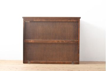 中古　北海道民芸家具　脚(台輪)付きリメイク　上品な佇まいが落ち着きのある雰囲気を演出してくれる収納棚(食器棚、戸棚、飾り棚、サイドキャビネット、サイドボード、ブックケース、本箱)(R-054017)