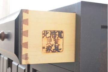 中古　北海道民芸家具　天板リメイク・ヒノキ天板　上品な佇まいが落ち着きのある雰囲気を高めるサイドボード(キャビネット、収納棚、戸棚、サイドキャビネット)(R-054018)