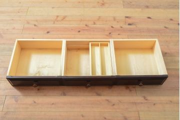 中古　北海道民芸家具　天板リメイク・ヒノキ天板　上品な佇まいが落ち着きのある雰囲気を高めるサイドボード(キャビネット、収納棚、戸棚、サイドキャビネット)(R-054018)
