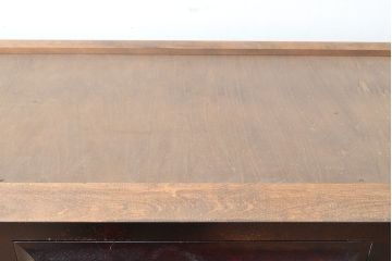 中古　北海道民芸家具　天板リメイク・ヒノキ天板　上品な佇まいが落ち着きのある雰囲気を高めるサイドボード(キャビネット、収納棚、戸棚、サイドキャビネット)(R-054018)