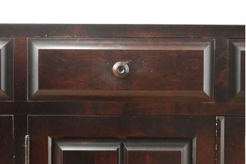 中古　北海道民芸家具　天板リメイク・ヒノキ天板　上品な佇まいが落ち着きのある雰囲気を高めるサイドボード(キャビネット、収納棚、戸棚、サイドキャビネット)(R-054018)