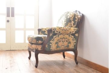張替え費込み!! 中古　カリモク家具(karimoku)　domani(ドマーニ)　Louis(ルイ)XVシリーズ　ルイ15世　優雅なひとときを演出してくれる1人掛けソファ(定価約50万円)(アームソファ、一人掛け、1P)(R-054029)