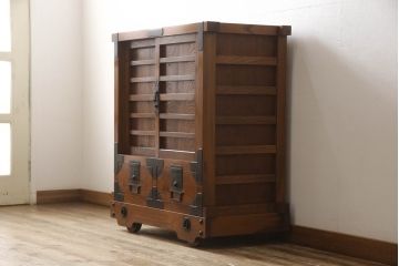 中古　民芸家具　前面ケヤキ材　古い金具を使って再生された車箪笥(和たんす、時代箪笥、戸棚)(R-054031)