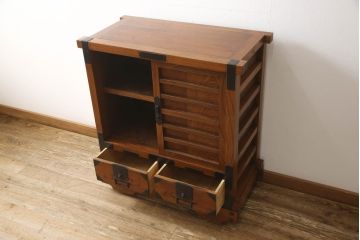 中古　民芸家具　前面ケヤキ材　古い金具を使って再生された車箪笥(和たんす、時代箪笥、戸棚)(R-054031)