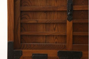 中古　民芸家具　前面ケヤキ材　古い金具を使って再生された車箪笥(和たんす、時代箪笥、戸棚)(R-054031)
