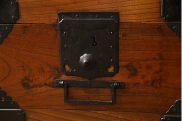 中古　民芸家具　前面ケヤキ材　古い金具を使って再生された車箪笥(和たんす、時代箪笥、戸棚)(R-054031)
