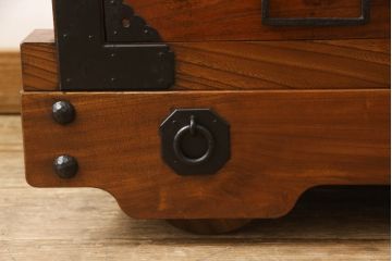 中古　民芸家具　前面ケヤキ材　古い金具を使って再生された車箪笥(和たんす、時代箪笥、戸棚)(R-054031)