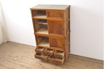 和製アンティーク　昭和初期　前面ケヤキ材・ヒノキ材　品のある佇まいが魅力の関東水屋箪笥(重ね箪笥、収納棚、戸棚、引き出し、食器棚)(R-054095)