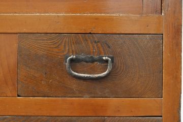 和製アンティーク　昭和初期　前面ケヤキ材・ヒノキ材　品のある佇まいが魅力の関東水屋箪笥(重ね箪笥、収納棚、戸棚、引き出し、食器棚)(R-054095)