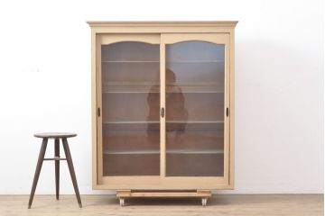 和製アンティーク　クラシカルなデザインがすてきな収納棚(キャビネット、食器棚、戸棚)(R-054144)