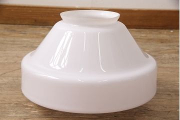 アンティーク照明　乳白色のシェードが柔らかい光を放つ大振りの天井照明(ペンダントライト、吊り下げ照明)(R-054157)